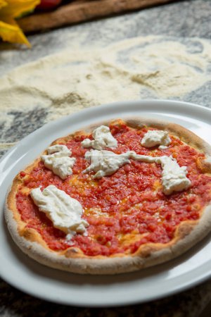 Foto de Pizza en plato aislado en mesa de madera - Imagen libre de derechos