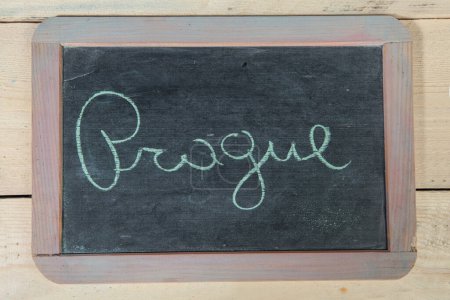 Téléchargez les photos : Tableau noir de l'école sur table en bois avec "Prague" écrit dessus - en image libre de droit