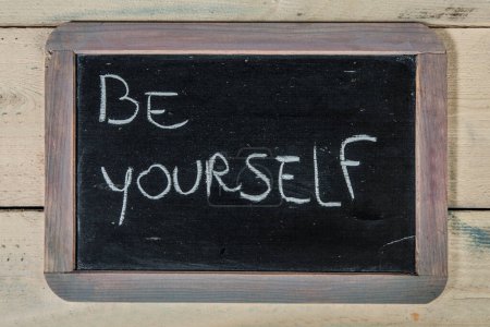Téléchargez les photos : Tableau noir avec l'inscription "sois toi-même" - en image libre de droit
