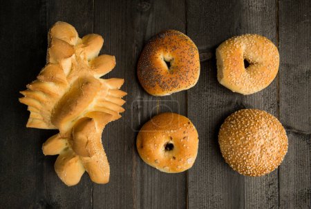 Téléchargez les photos : Différents types de pains caractéristiques et typiques, isolés sur une table en bois - en image libre de droit
