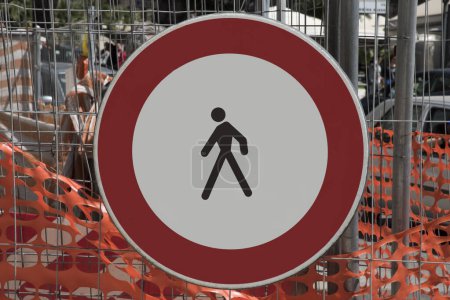 Foto de Señal de tráfico que prohíbe a los peatones pasar frente a una obra de construcción - Imagen libre de derechos