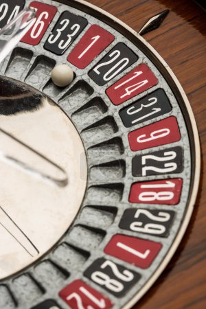 Téléchargez les photos : Détail d'une roulette en bois au casino - en image libre de droit