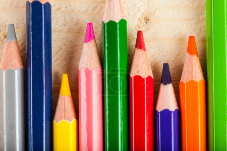 Téléchargez les photos : Crayons de couleur sur fond bois - en image libre de droit