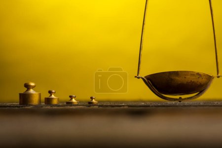 Téléchargez les photos : Échelle ancienne sur table en bois avec fond doré - en image libre de droit