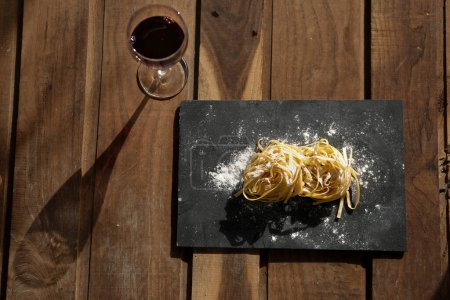 Téléchargez les photos : Pâtes italiennes sur fond de bois - en image libre de droit