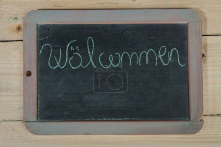 Téléchargez les photos : Mot "bienvenue" sur Italie dans un tableau noir - en image libre de droit