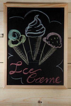 Téléchargez les photos : Tableau noir avec dessin à la crème glacée et écriture "crème glacée" - en image libre de droit