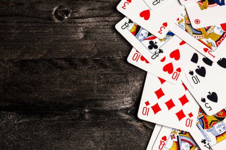 Téléchargez les photos : Jouer aux cartes étalées sur une table - en image libre de droit