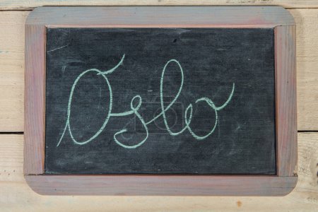 Téléchargez les photos : Craie écrite 'Oslo' sur le tableau noir - en image libre de droit