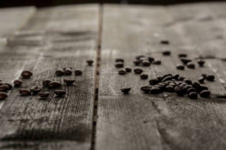 Téléchargez les photos : Grains de café dans une table en bois - en image libre de droit