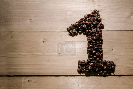 Foto de Escrito "1" en tablas de madera con granos de café - Imagen libre de derechos