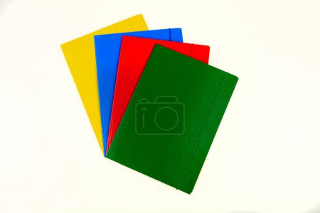 Foto de Cuadernos coloridos sobre fondo blanco - Imagen libre de derechos