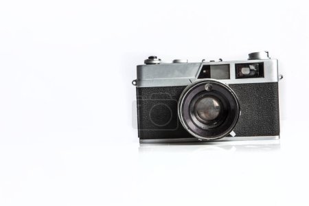 Téléchargez les photos : Caméra vintage sur fond blanc - en image libre de droit