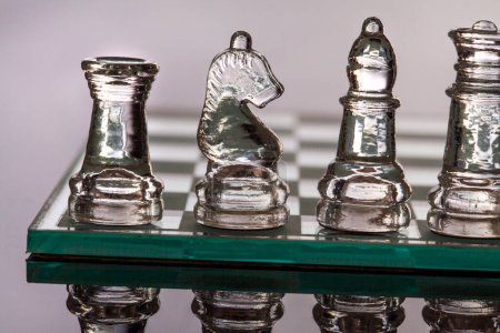 Foto de Detalle del tablero de ajedrez de vidrio en una superficie reflectante - Imagen libre de derechos