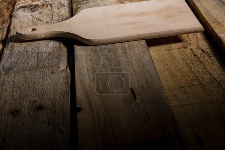 Foto de Tabla de cortar de madera en la parte superior de las tablas de madera áspera - Imagen libre de derechos