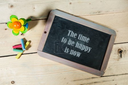 Téléchargez les photos : Tableau noir avec "le temps d'être heureux est maintenant" écrit - en image libre de droit