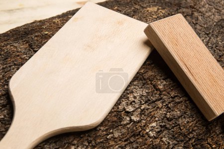 Foto de Tabla de cortar de madera en la parte superior de la tabla de madera áspera - Imagen libre de derechos