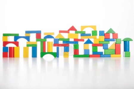 Téléchargez les photos : Ville formée par des briques colorées jouet, isolé sur fond blanc - en image libre de droit