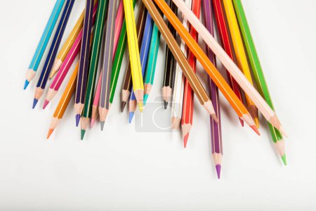 Téléchargez les photos : Crayons de couleur assortis. Fond blanc - en image libre de droit