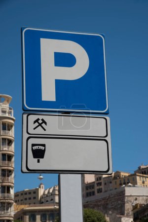 Foto de Señal de tráfico que indica la "P" de estacionamiento en un contexto urbano - Imagen libre de derechos