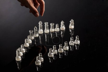 Téléchargez les photos : Main sur échecs isolé sur fond neutre - en image libre de droit