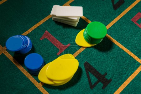 Foto de Tablero de juego de ruleta con fichas de colores - Imagen libre de derechos