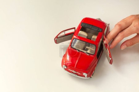 Téléchargez les photos : Main tenant une voiture jouet - en image libre de droit