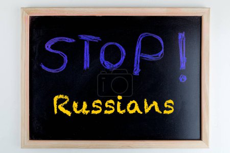 Téléchargez les photos : Tableau qui dit : "Arrêtez les Russes" - en image libre de droit