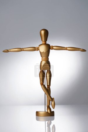 Téléchargez les photos : Marionnette en bois se déplace dans la pose classique isolé sur fond blanc - en image libre de droit