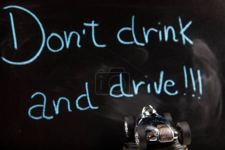 Téléchargez les photos : "ne pas boire et conduire "sur fond sombre - en image libre de droit