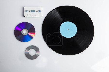 Foto de Disco, pen-drive, cassette y varios tipos de medios electrónicos de diferentes épocas aislados sobre fondo blanco - Imagen libre de derechos