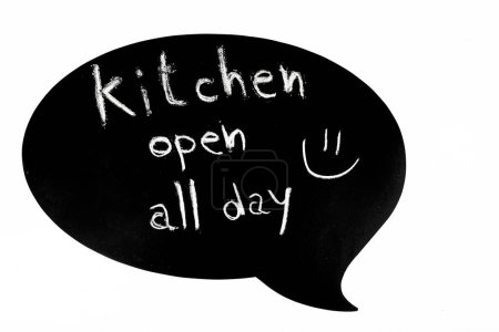 Téléchargez les photos : Bulle de discours avec 'cuisine ouverte toute la journée' écrit - en image libre de droit