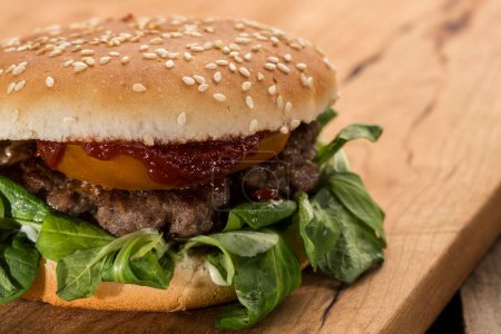 Téléchargez les photos : Hamburger aux tomates et légumes sur table en bois - en image libre de droit
