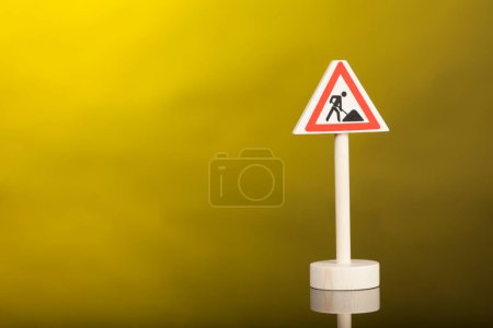 Téléchargez les photos : Jouet panneau de signalisation isolé sur fond jaune - en image libre de droit