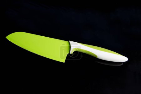 Téléchargez les photos : Couteau vert sur fond noir - en image libre de droit