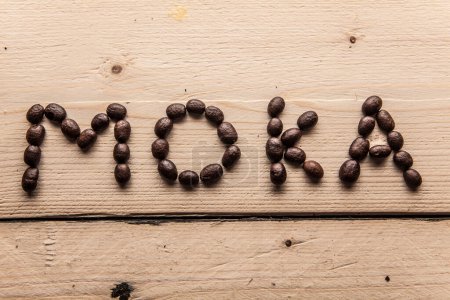 Téléchargez les photos : Écrit "moka" sur des planches en bois avec des grains de café - en image libre de droit