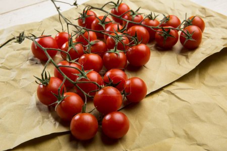 Foto de Manojo de tomates en una hoja de papel - Imagen libre de derechos