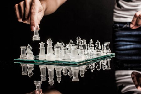 Foto de Mano sobre ajedrez aislado sobre fondo neutro - Imagen libre de derechos