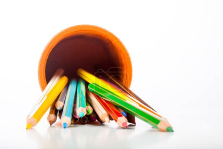 Téléchargez les photos : Crayons de couleur dans un bocal sur fond blanc - en image libre de droit