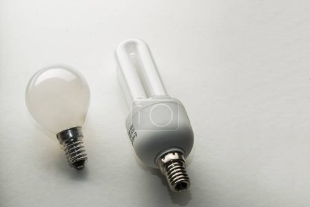 Foto de Dos bombillas en comparación con un fondo blanco - Imagen libre de derechos