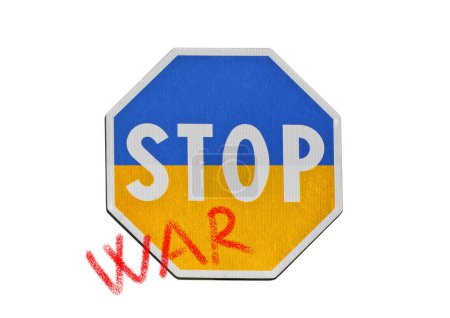 Téléchargez les photos : Cartello stradale "STOP" con i colori dell'Ucraina e l'aggiunta della scritta "WAR" isolato su sfondo bianco - en image libre de droit
