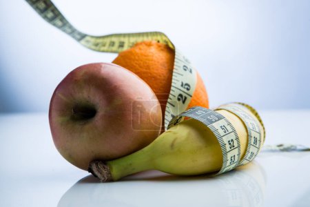 Foto de Frutas y cinta métrica, dieta y concepto de alimentos saludables - Imagen libre de derechos