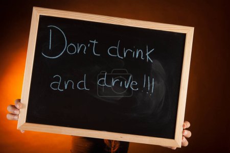Foto de Tabla de espera de la persona con texto "No beber y conducir!!!" - Imagen libre de derechos