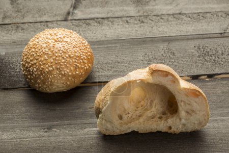 Foto de Varios tipos de pan característico y típico, aislado en una mesa de madera - Imagen libre de derechos