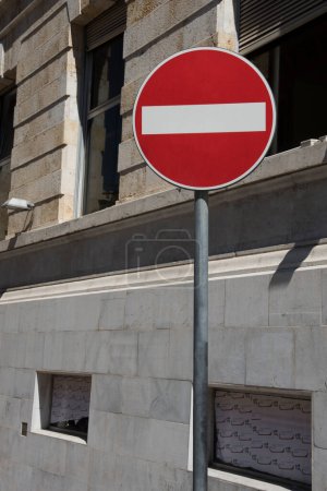Foto de Primer plano de una señal de tráfico roja en la calle - Imagen libre de derechos
