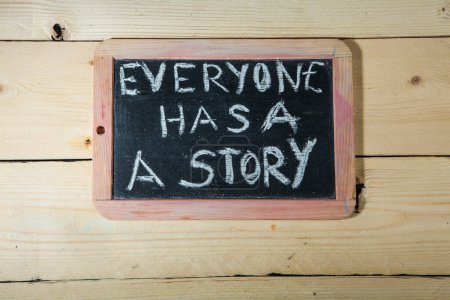 Téléchargez les photos : Tableau noir avec texte "Tout le monde a une histoire" - en image libre de droit