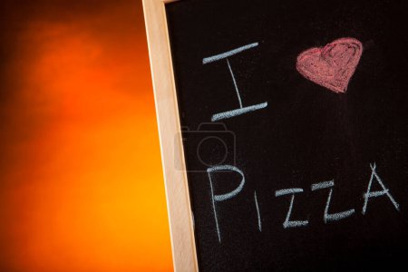 Téléchargez les photos : J'adore la pizza est écrit sur le tableau de la craie - en image libre de droit