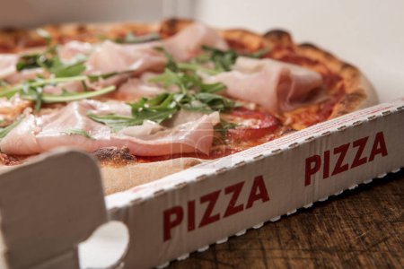 Téléchargez les photos : Gros plan d'une pizza avec jambon en boîte - en image libre de droit