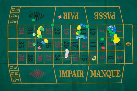 Téléchargez les photos : Roulette plateau de jeu avec des jetons colorés - en image libre de droit