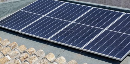 Téléchargez les photos : Panneaux photovoltaïques dans le toit d'une maison intégrée avec les tuiles d'origine de la structure - en image libre de droit